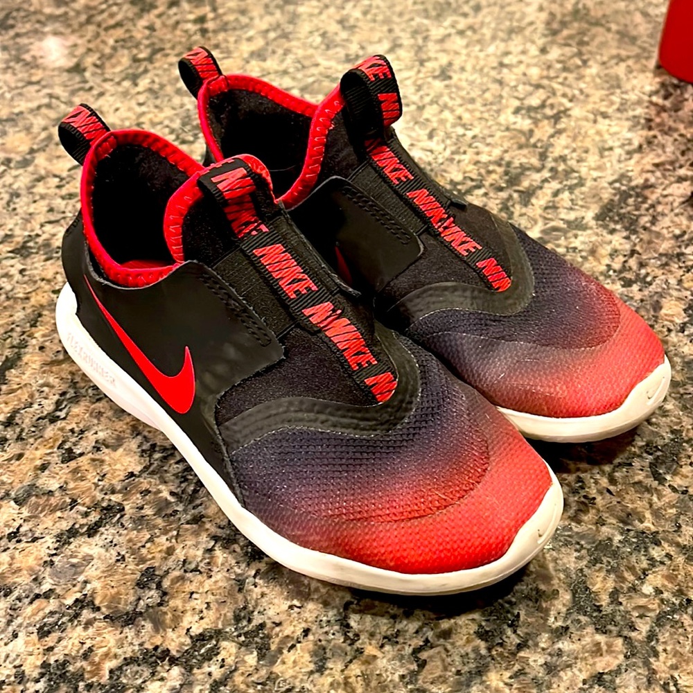 Kids Nikes 2.5Y Red and Black Flex Runner